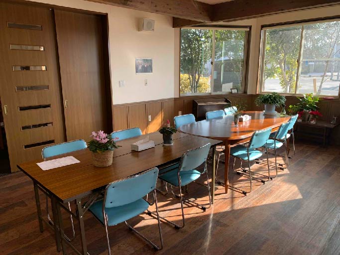 大川キリスト教会の机と椅子が並ぶ部屋